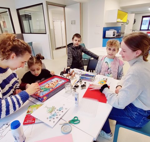 Kot Libellule dans salle à manger